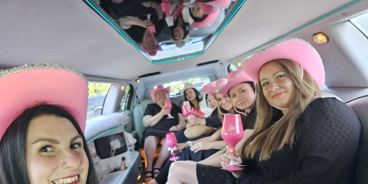 Jízda limuzínou na 1-3 hodiny: zážitek až pro 8 osob, láhev sektu v ceně