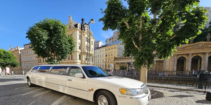 Jízda limuzínou na 1-3 hodiny: zážitek až pro 8 osob, láhev sektu v ceně