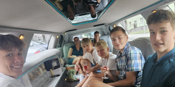 Jízda limuzínou na 1-3 hodiny: zážitek až pro 8 osob, láhev sektu v ceně