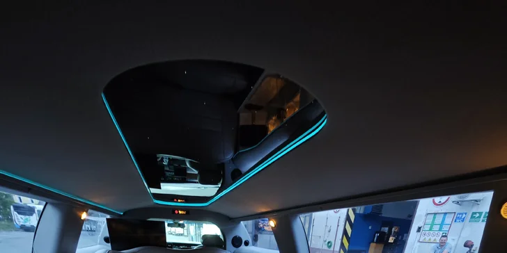 Jízda limuzínou na 1-3 hodiny: zážitek až pro 8 osob, láhev sektu v ceně