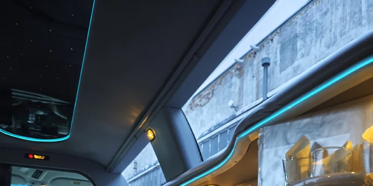 Jízda limuzínou na 1-3 hodiny: zážitek až pro 8 osob, láhev sektu v ceně