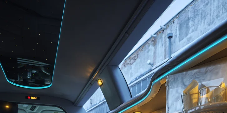 Jízda limuzínou na 1-3 hodiny: zážitek až pro 8 osob, láhev sektu v ceně