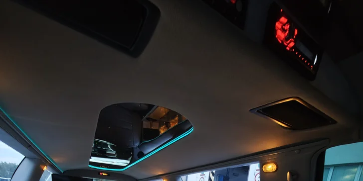 Jízda limuzínou na 1-3 hodiny: zážitek až pro 8 osob, láhev sektu v ceně