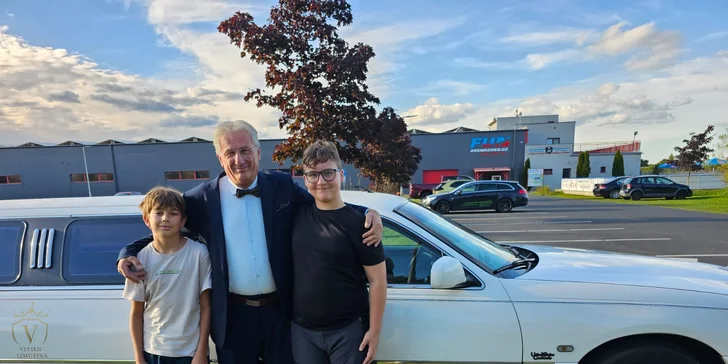 Jízda limuzínou na 1-3 hodiny: zážitek až pro 8 osob, láhev sektu v ceně