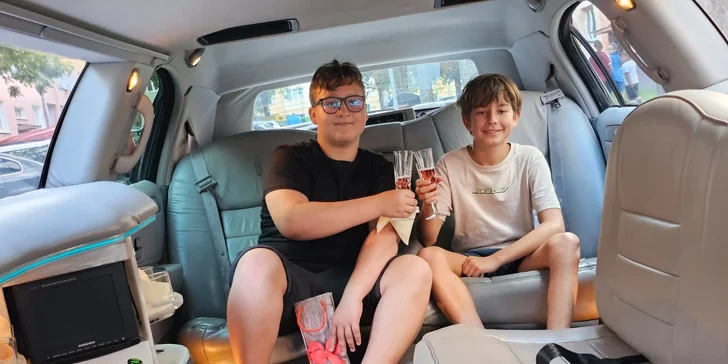 Jízda limuzínou na 1-3 hodiny: zážitek až pro 8 osob, láhev sektu v ceně