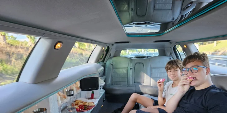 Jízda limuzínou na 1-3 hodiny: zážitek až pro 8 osob, láhev sektu v ceně