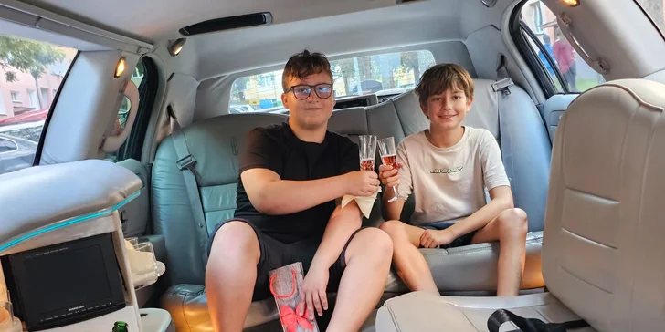 Jízda limuzínou na 1-3 hodiny: zážitek až pro 8 osob, láhev sektu v ceně