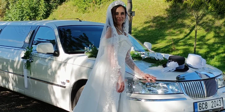 Jízda limuzínou na 1-3 hodiny: zážitek až pro 8 osob, láhev sektu v ceně