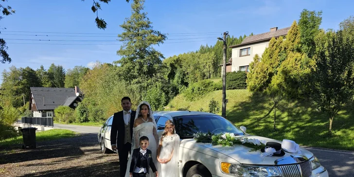 Jízda limuzínou na 1-3 hodiny: zážitek až pro 8 osob, láhev sektu v ceně