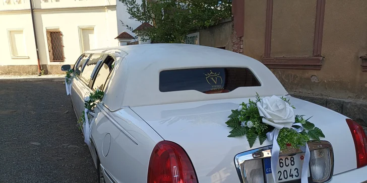 Jízda limuzínou na 1-3 hodiny: zážitek až pro 8 osob, láhev sektu v ceně