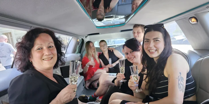 Jízda limuzínou na 1-3 hodiny: zážitek až pro 8 osob, láhev sektu v ceně