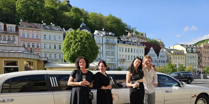 Jízda limuzínou na 1-3 hodiny: zážitek až pro 8 osob, láhev sektu v ceně