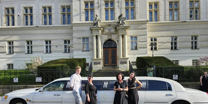 Jízda limuzínou na 1-3 hodiny: zážitek až pro 8 osob, láhev sektu v ceně