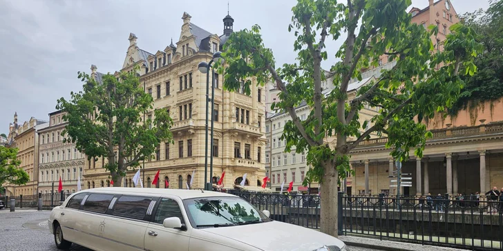 Jízda limuzínou na 1-3 hodiny: zážitek až pro 8 osob, láhev sektu v ceně