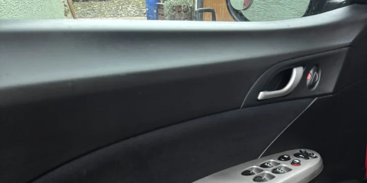 Detailní čištění auta: interiér vč. tepování, exteriér, ozon i kompletní balíček