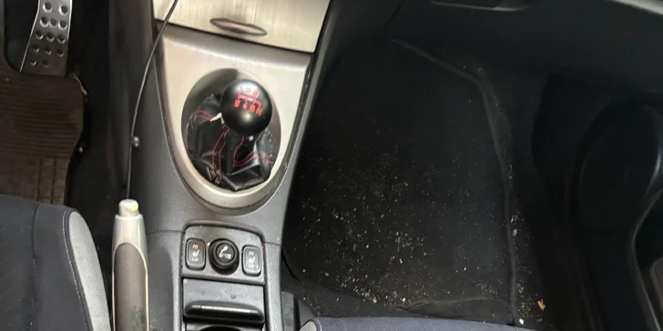 Detailní čištění auta: interiér vč. tepování, exteriér, ozon i kompletní balíček