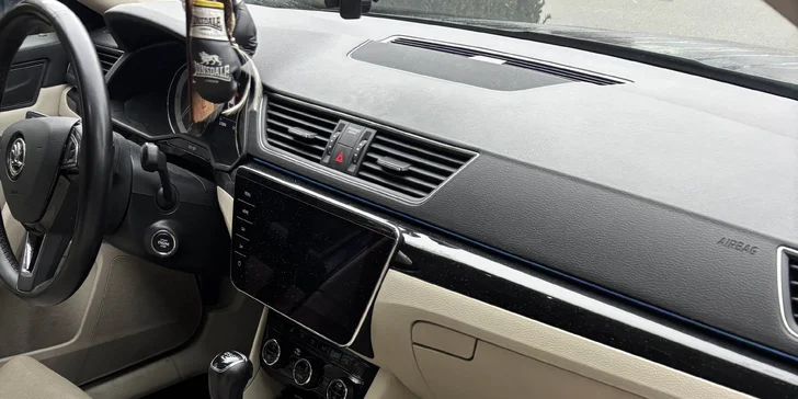 Detailní čištění auta: interiér vč. tepování, exteriér, ozon i kompletní balíček