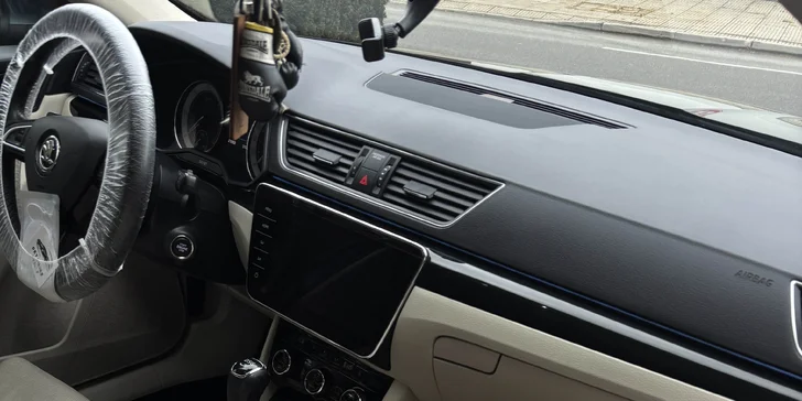 Detailní čištění auta: interiér vč. tepování, exteriér, ozon i kompletní balíček