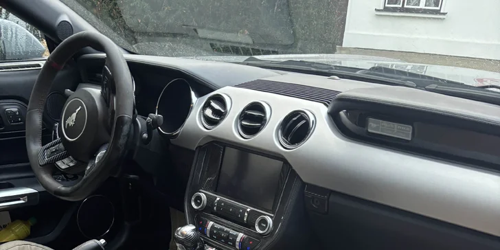 Detailní čištění auta: interiér vč. tepování, exteriér, ozon i kompletní balíček