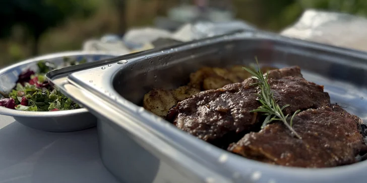 Zážitková večeře uprostřed vinice s degustací, lahví vína a prohlídkou pro dva