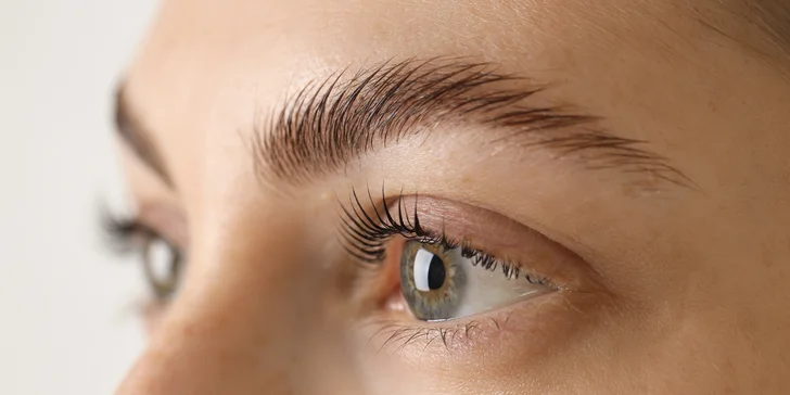Vytvarujte a vyživte své obočí a řasy: laminace i lash lifting