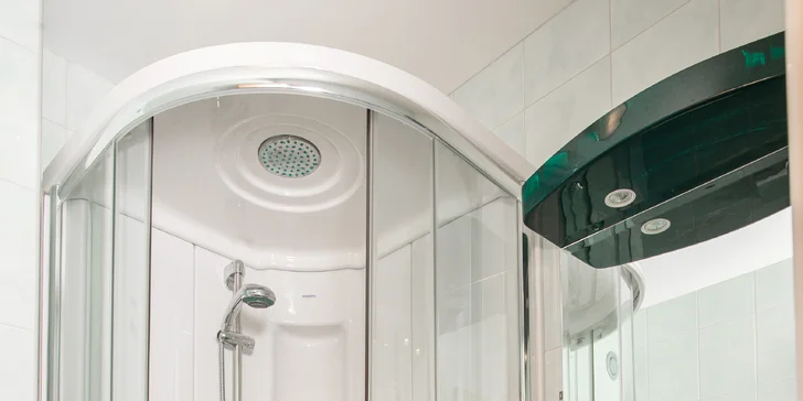 Léto v Dalmácii: hotel 2 minuty od pláže, strava, bazén a 2 děti zdarma