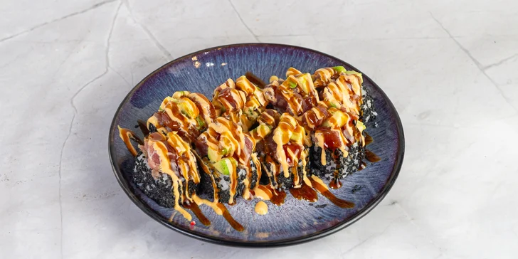 Rozmanité sushi sety s 24-64 kousky, miso či tom yum polévkou, edamame i limonádou