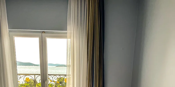 Léto v Dalmácii: hotel 2 minuty od pláže, strava, bazén a 2 děti zdarma