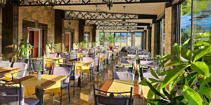 Léto v Dalmácii: hotel 2 minuty od pláže, strava, bazén a 2 děti zdarma