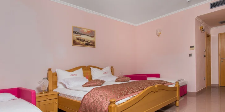 Léto v Dalmácii: hotel 2 minuty od pláže, strava, bazén a 2 děti zdarma