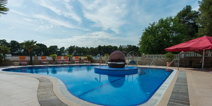 Léto v Dalmácii: hotel 2 minuty od pláže, strava, bazén a 2 děti zdarma