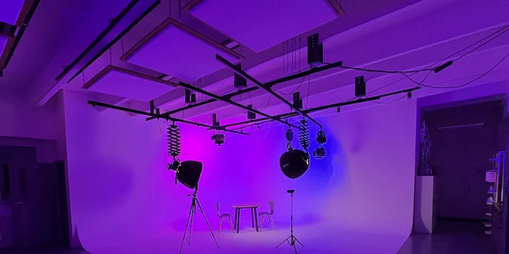 Pronájem profesionálně vybaveného Ateliéru Nekonečno pro foto/video produkci
