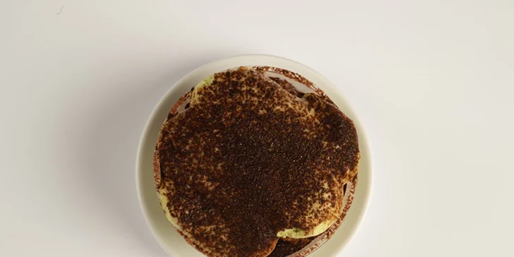 Káva a zákusek v sympatické kavárně na náplavce pro 1 nebo 2 osoby