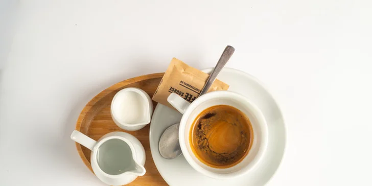 Káva a zákusek v sympatické kavárně na náplavce pro 1 nebo 2 osoby