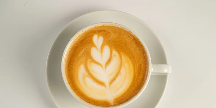 Káva a zákusek v sympatické kavárně na náplavce pro 1 nebo 2 osoby