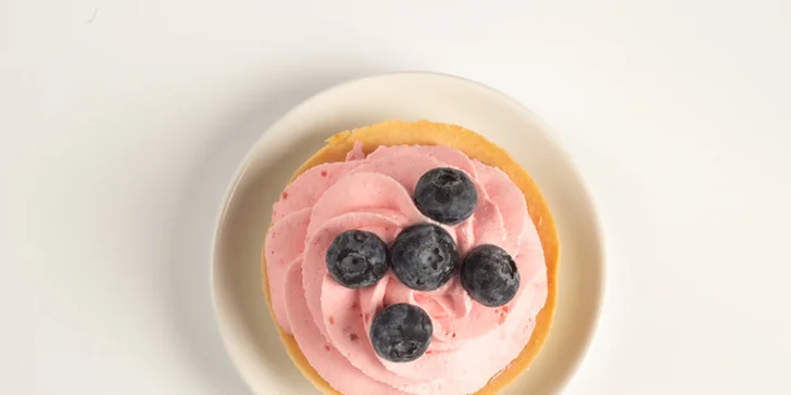 Káva a zákusek v sympatické kavárně na náplavce pro 1 nebo 2 osoby