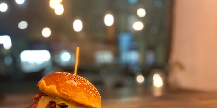 Otevřený voucher do krásné restaurace ve Vršovicích: 1000 až 2000 Kč na jídlo i nápoje