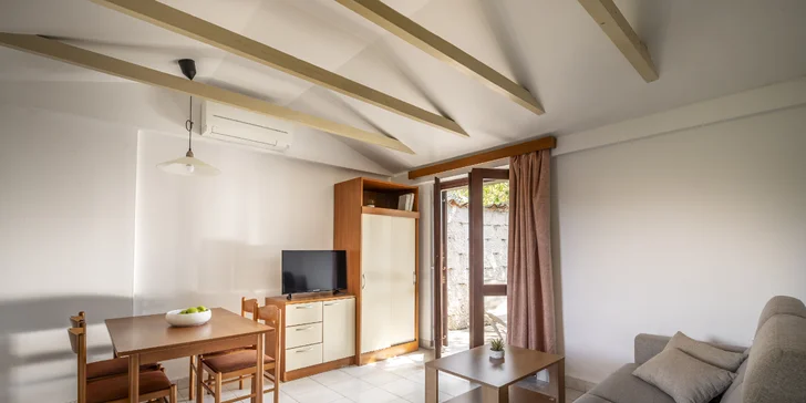 Hurá na Istrii: 3* apartmány přímo u pláže, snídaně nebo polopenze, bazén s tobogány