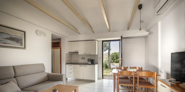 Hurá na Istrii: 3* apartmány přímo u pláže, snídaně nebo polopenze, bazén s tobogány