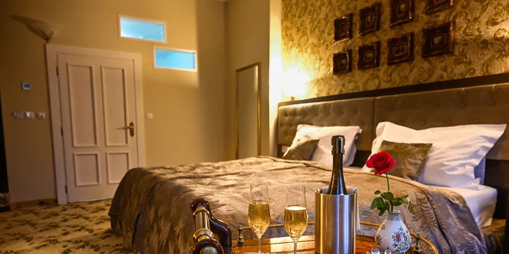 Romantika ve Varech: láhev prosecca na pokoji, možnost 3chodové večeře i snídaně do postele