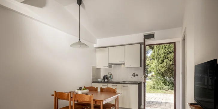 Hurá na Istrii: 3* apartmány přímo u pláže, snídaně nebo polopenze, bazén s tobogány