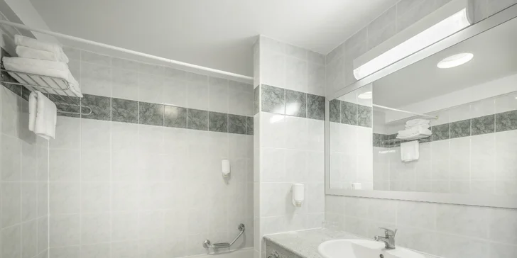 Hurá na Istrii: 3* apartmány přímo u pláže, snídaně nebo polopenze, bazén s tobogány