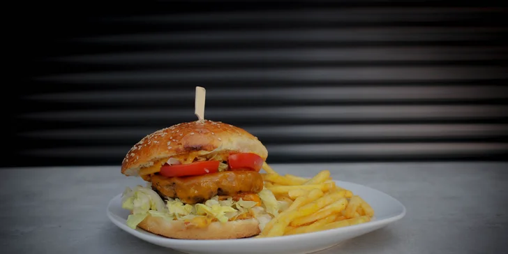 Potěšte své chuťové buňky: poctivý hovězí burger Klasik v Plzni pro 1 i 2