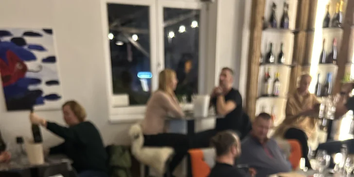 Variace italských sýrů se sklenkou nebo lahví prosecca v Caffe Lobzy