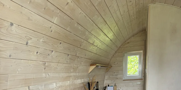 Pobyt u obory s daňky v Lužických horách: tiny house i se snídaní pro 2 osoby
