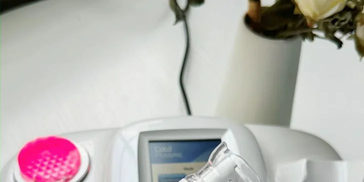 Pro hladkou pleť bez vrásek: ošetření studenou plazmou v luxusním estetickém studiu