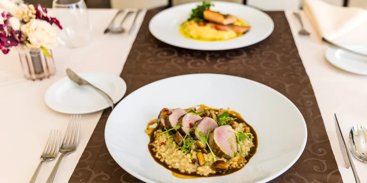 Neomezený vstup do wellness a voucher na 2000 Kč na jídlo pro 2 osoby