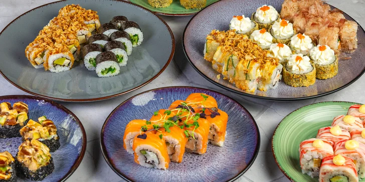 Rozmanité sushi sety s 24-64 kousky, miso či tom yum polévkou, edamame i limonádou