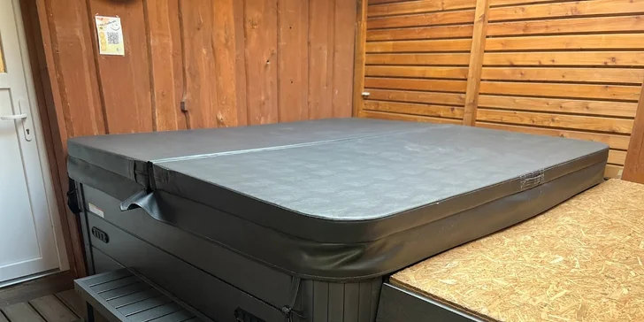 Zasloužený relax v privátním wellness: masážní křesla, vířivka, bazén i sauna