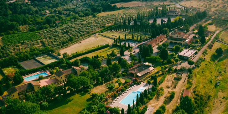 4* hotel u Florencie: snídaně či polopenze, v létě bazén, možnost projížďky na koni